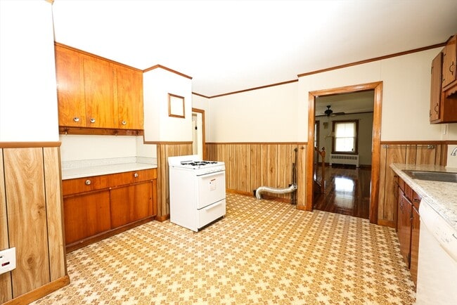 Building Photo - 354 Pond St