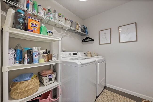 Building Photo - Spacious & Stylish 4-Bedroom A/C Townhome!
