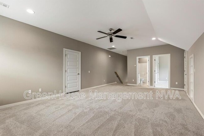 Building Photo - 3702 SW Mistletoe Ave