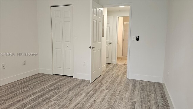 Building Photo - 8040 N Nob Hill Rd