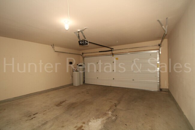 Building Photo - New in Management ! Spacious & Stylish Liv...