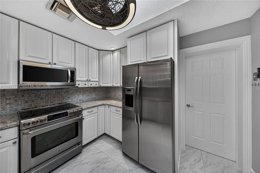 Building Photo - 2801 Coral Shores Dr