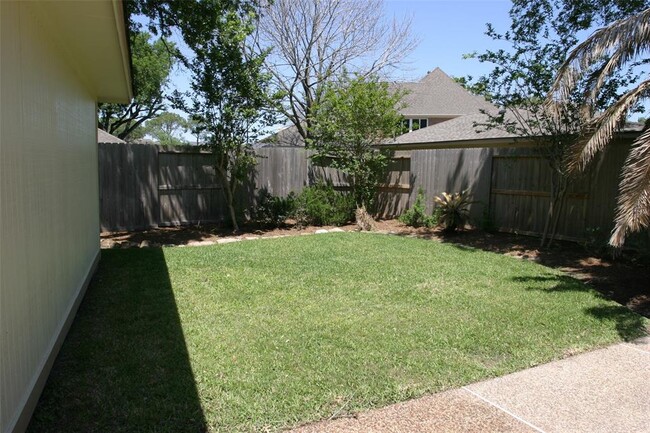 Building Photo - 2708 St Andrews Pl