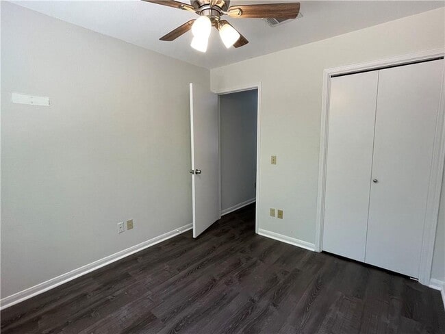 Building Photo - 2305 Darnell Dr