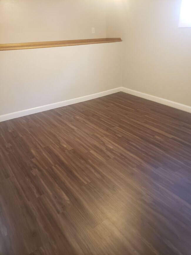 Building Photo - Cute 2 bedroom