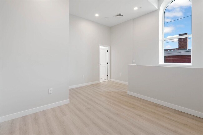 Building Photo - 163 Chestnut St