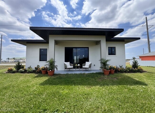 Building Photo - 1247 Kismet Pkwy W