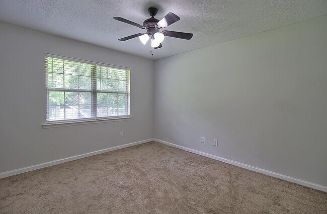 Building Photo - 815 Sagewood Dr
