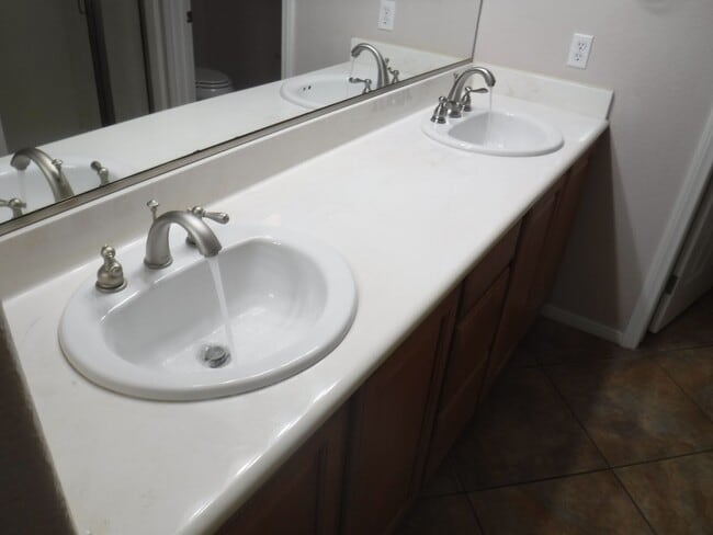 Building Photo - 1500 SQUARE FEET, 2 BED, 2 BATH AND 2 CAR GARAGE