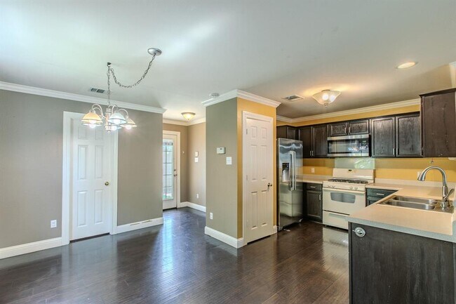 Building Photo - 824 Palo Duro Dr