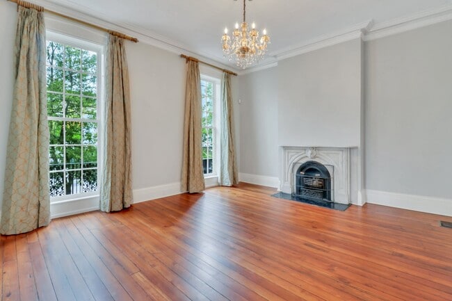 Primary Photo - 25 W Perry St