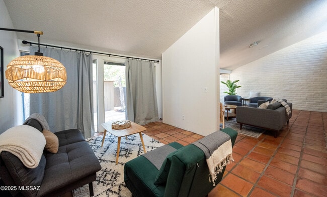Building Photo - 5701 N Glen Creek Dr