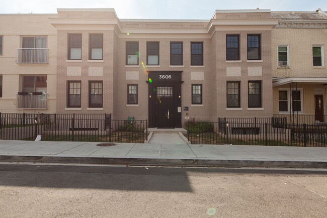 Building Photo - The Perfect Petworth Pad!