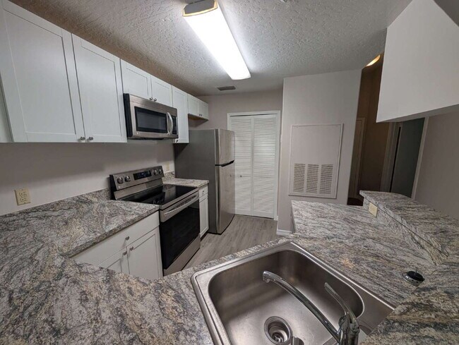 Building Photo - Spacious 3-Bed, 2-Bath Condo Oasis in Beautiful Suntree