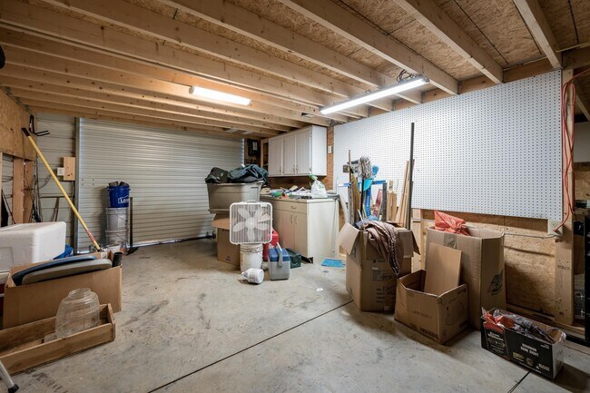 Building Photo - 120 Lake Point Dr