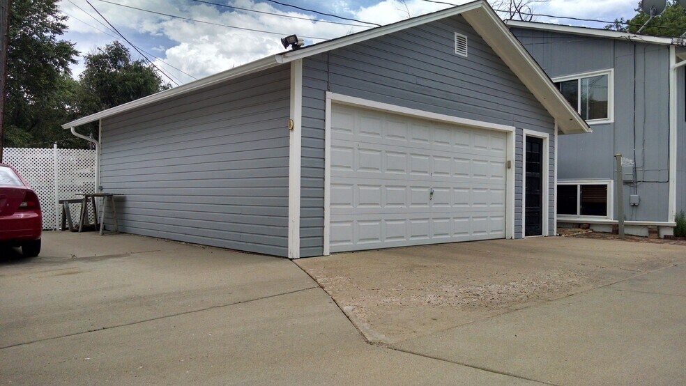 Garage 24 ft x 24 ft - 1605 12th St