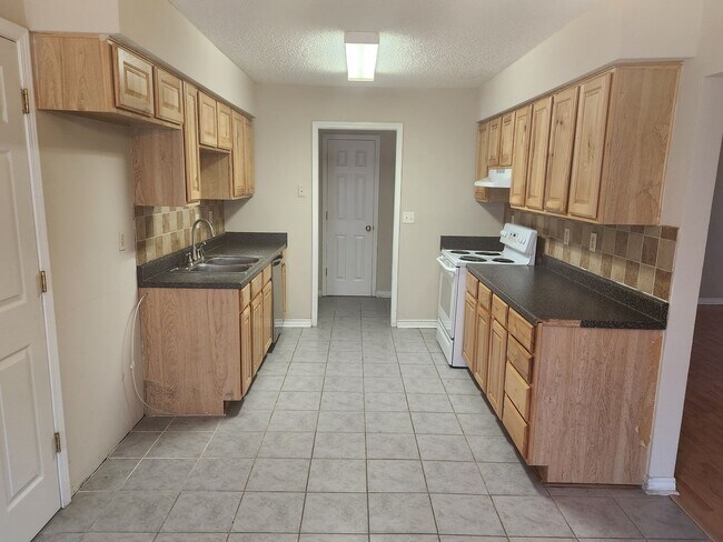 Building Photo - Nice 3/2/2 home on edge of town with easy access to highways