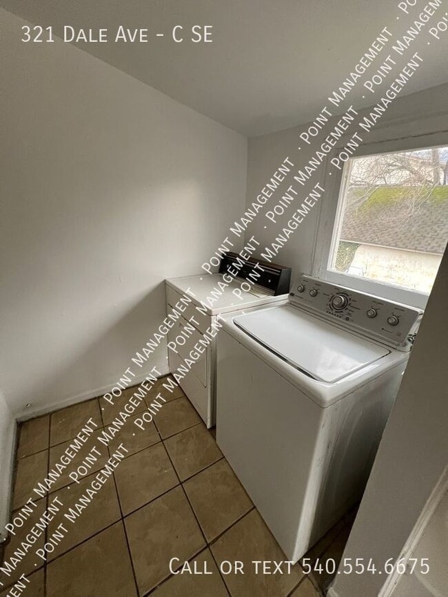 Building Photo - Upstairs 2 Bed 1 Bth Apt Close to Downtown...