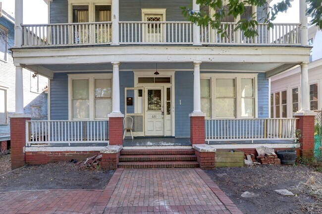 Building Photo - Large Historic Three (of four) Bedroom Apartment