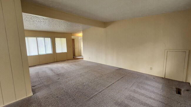 Building Photo - Three bedroom 1.5 house available for rent May 1 2026!