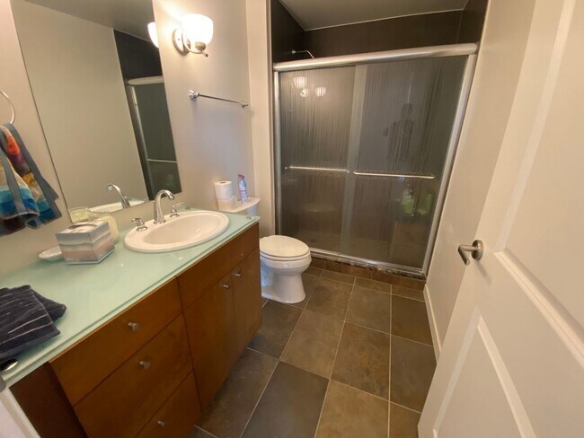 Building Photo - Large 2 bedroom 2 1/2 bath condo at One Li...