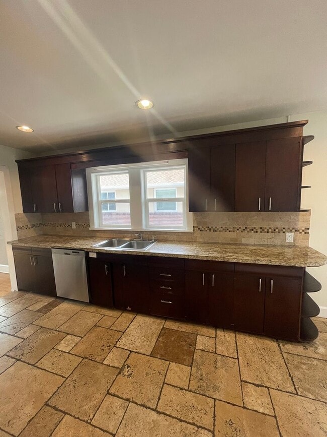 Building Photo - Beautiful 4-Bedroom House