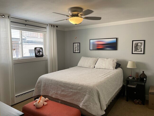 bedroom.1/north exposure - 1660 Steele St