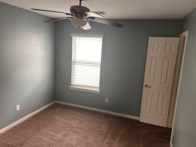 Building Photo - Style, Comfort & Location—The Perfect Hous...
