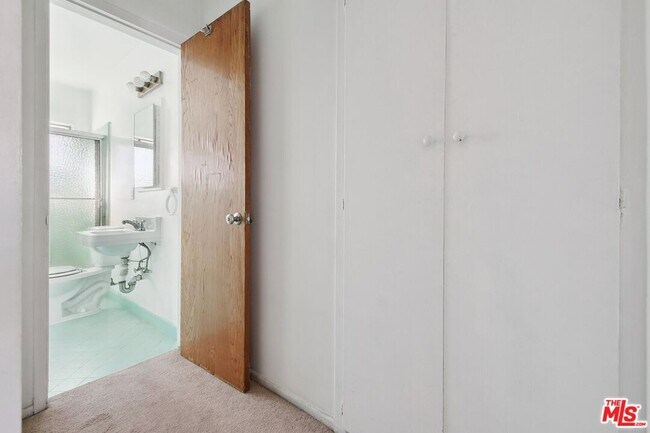 Building Photo - 1317 Wilcox Ave