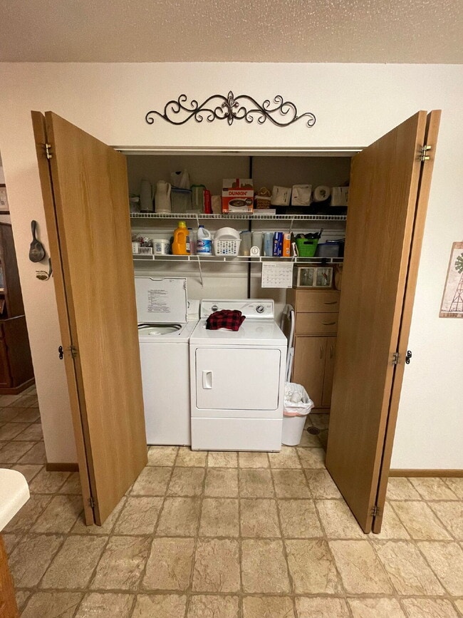 Building Photo - Spacious, Pet-Friendly 2 Bed/1 Bath Townho...