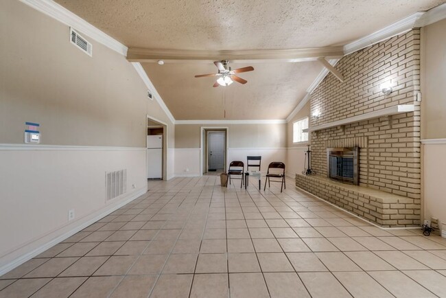 Building Photo - Beautifully Renovated 2 Bed 2 Bath - Deep-...