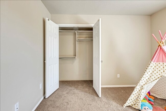 Building Photo - Adorable Cozy Home in Yukon (Mustang Schools)