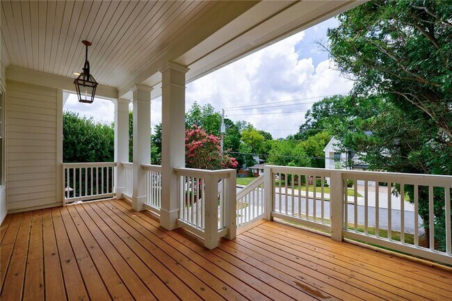 Building Photo - 2717 Skyland Dr NE