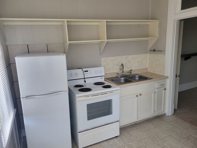 Building Photo - Charming 2-Bedroom Upstairs Apartment off ...