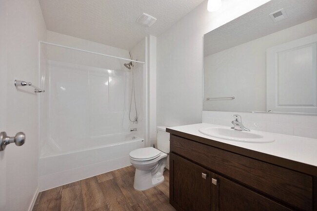 Building Photo - Bright 3-Bedroom Retreat with 2 Full Baths...