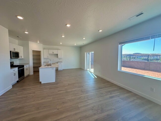 Building Photo - BRAND NEW Long Valley Home