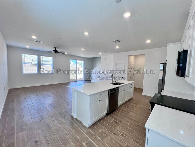 Building Photo - 883 Fruitwood Ave