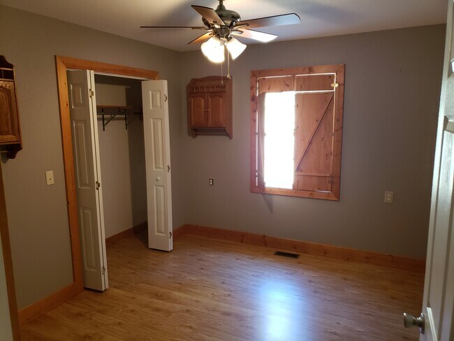 Building Photo - 633 Russell Ave