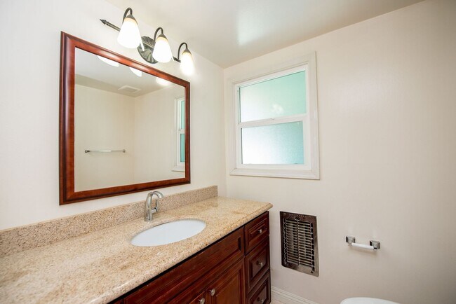 Building Photo - Single Family Stunner!