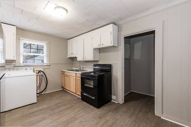 Building Photo - 1325 Clark St