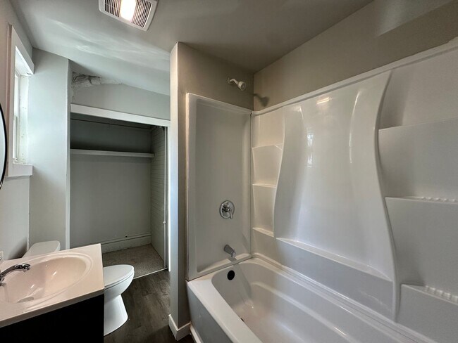 Building Photo - Five Bedroom House Available in Battle Creek