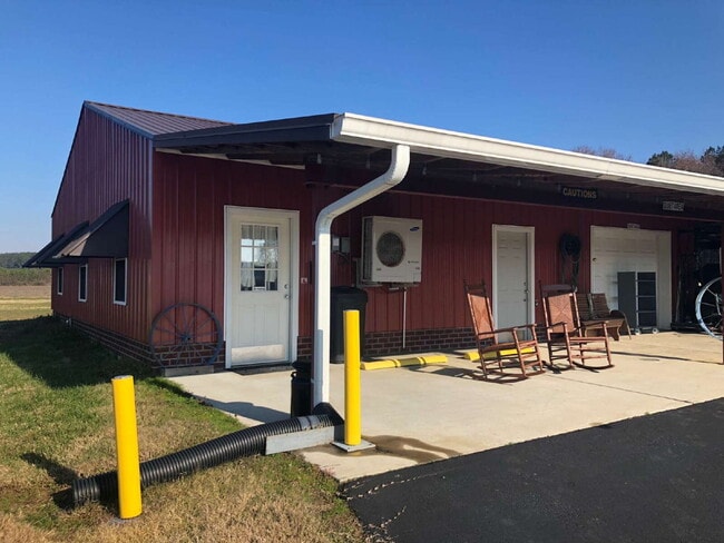 Building Photo - *FULLY FURNISHED* 1 Bedroom, 1 Bathroom Apartment *UTILITIES INCLUDED*