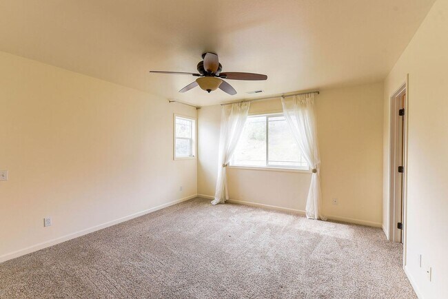 Building Photo - Beautiful 3 bed/2.5 bath single family hom...