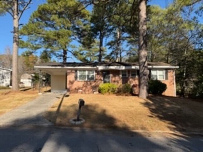 Building Photo - 3 Bedroom Newly Renovated Unit