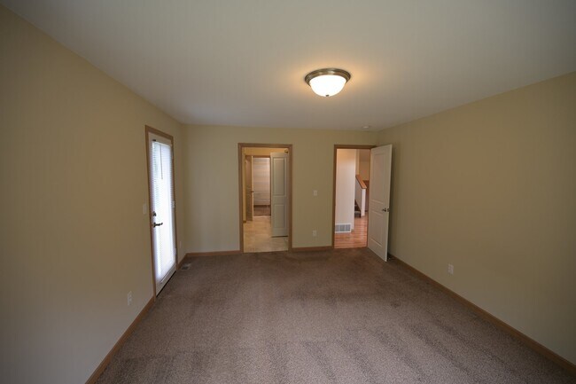 Building Photo - 3 bed, 2.5 bath, 2 car garage, lots of sun...