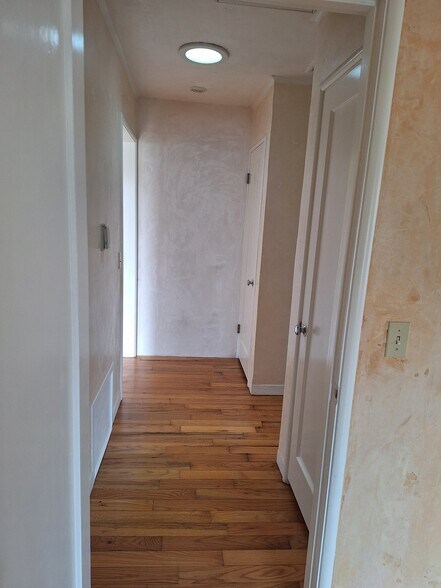 Building Photo - 633 Trevethan Ave