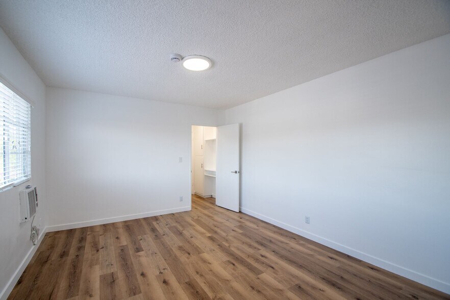 Building Photo - 5230 Vesper Ave