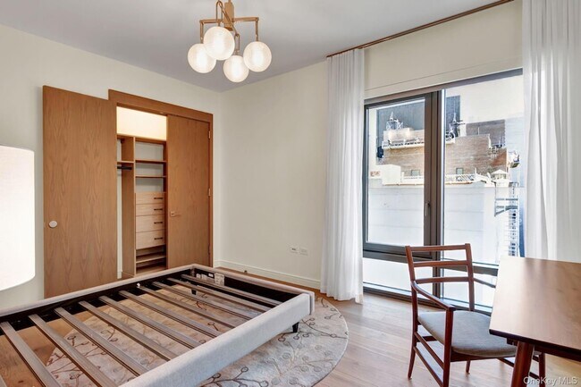 Building Photo - 200 E 21st St