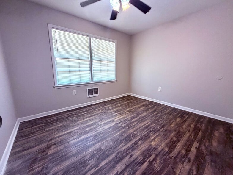 Building Photo - 406 Russell Pkwy