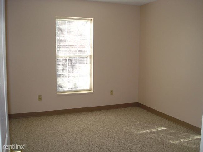 Building Photo - 305 Oak Springs Dr